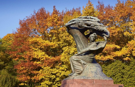 Statua di Chopin Parco Reale Łazienki Varsavia in autunno